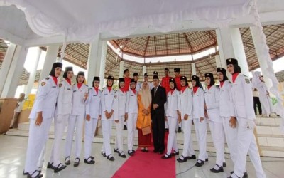 PASKIB dan Marching Band SMKS BUNGA PERSADA CIANJUR Menjadi Petugas Upacara HUT RI Ke-78 di Paruga Na'e Sila